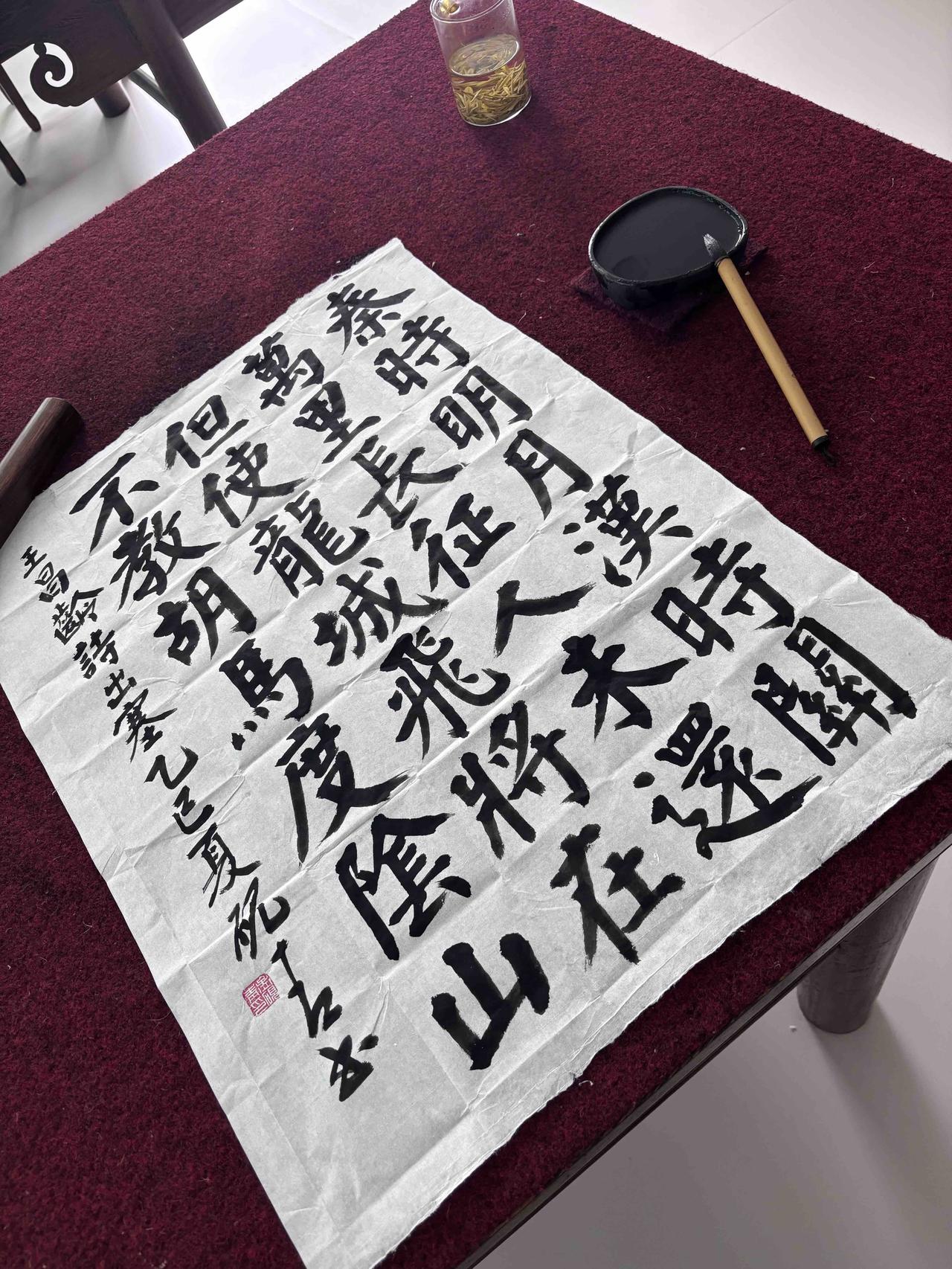 书法作品静待欣赏，茶香四溢，静心感受生活的美好。