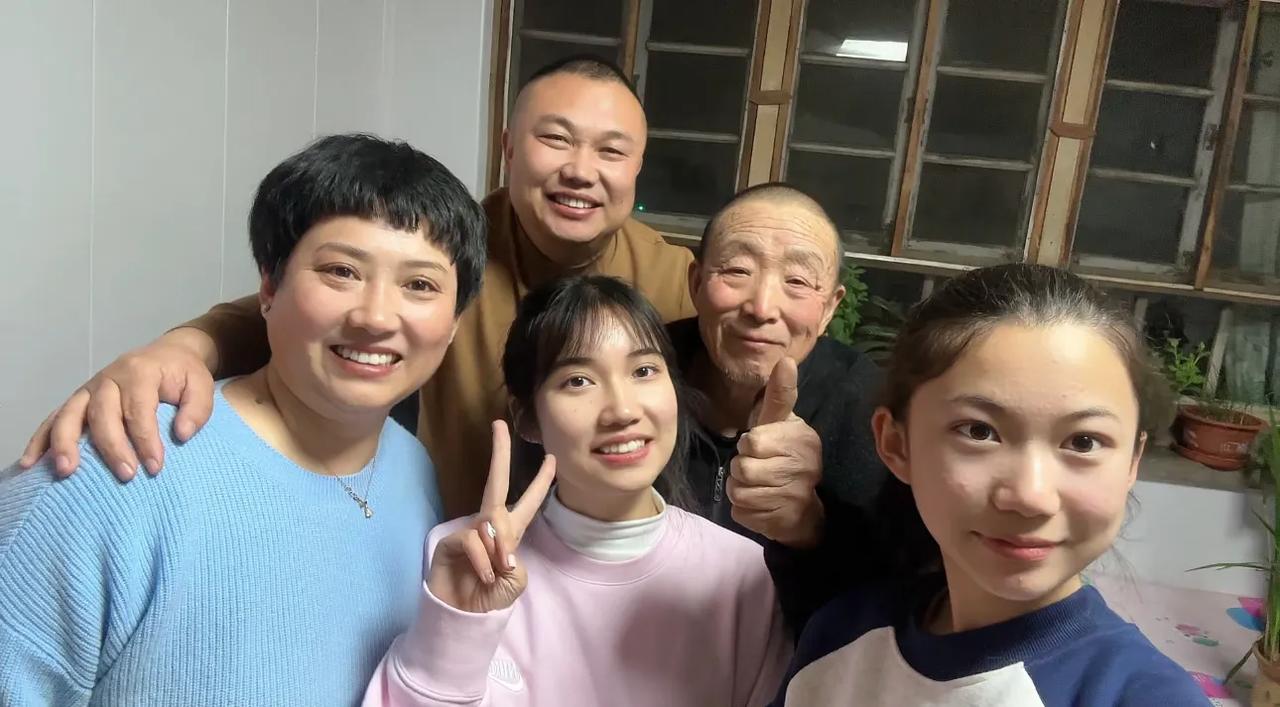 小徐携全家给大家拜年啦！
恭祝亲朋好友们新年快乐
健健康康
平平安安
顺顺利利
