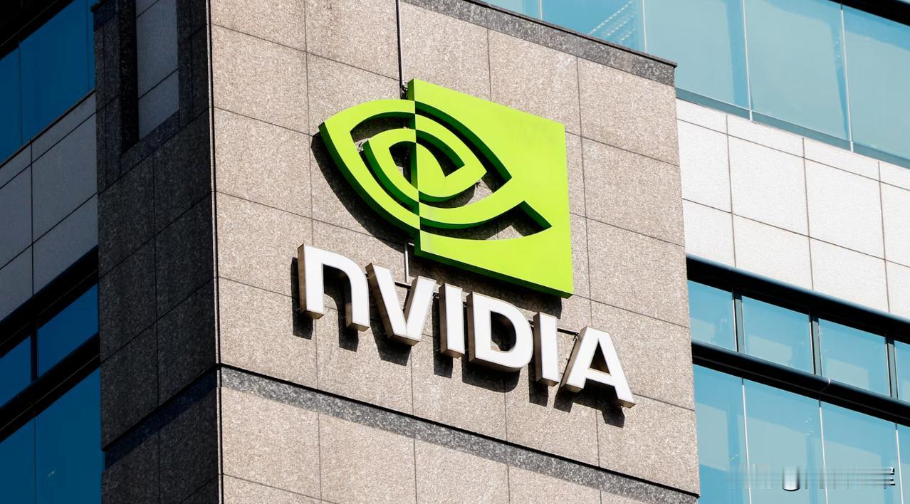 消息称美国考虑允许英伟达对华出售H200芯，H200芯片在两年前推出，拥有比前代