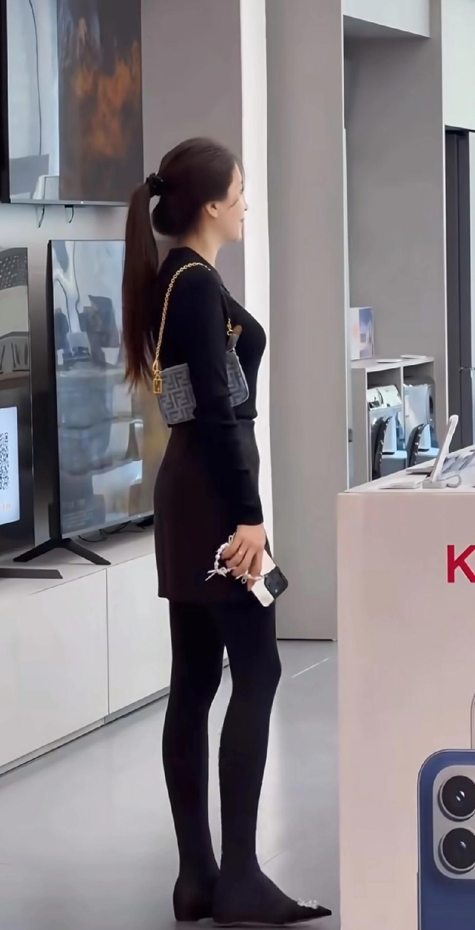 简约黑色连衣裙搭配金色链条包，简直是优雅气质的代名词！
黑色虽经典，但搭配不好易