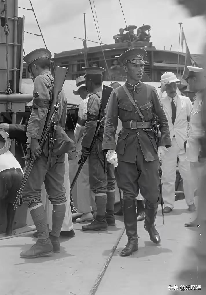 1922年，陈炯明叛乱，孙中山避难于永丰舰（后改名为中山舰，以纪念中山先生），蒋