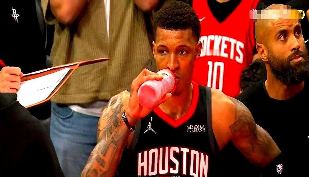 那个镜头给到小史密斯的时候，我心里咯噔一下。
 

他整场比赛就追着联盟第一人约