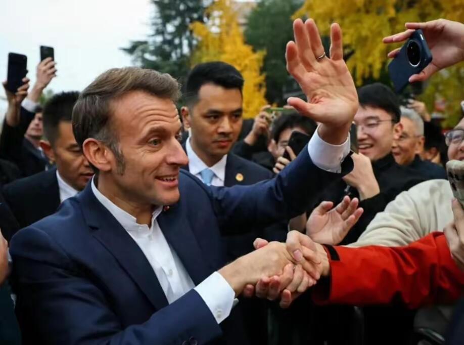 马克龙这趟访华可真是“变脸”够快的。前几天还在都江堰夸中国古代水利牛，在成都跟人