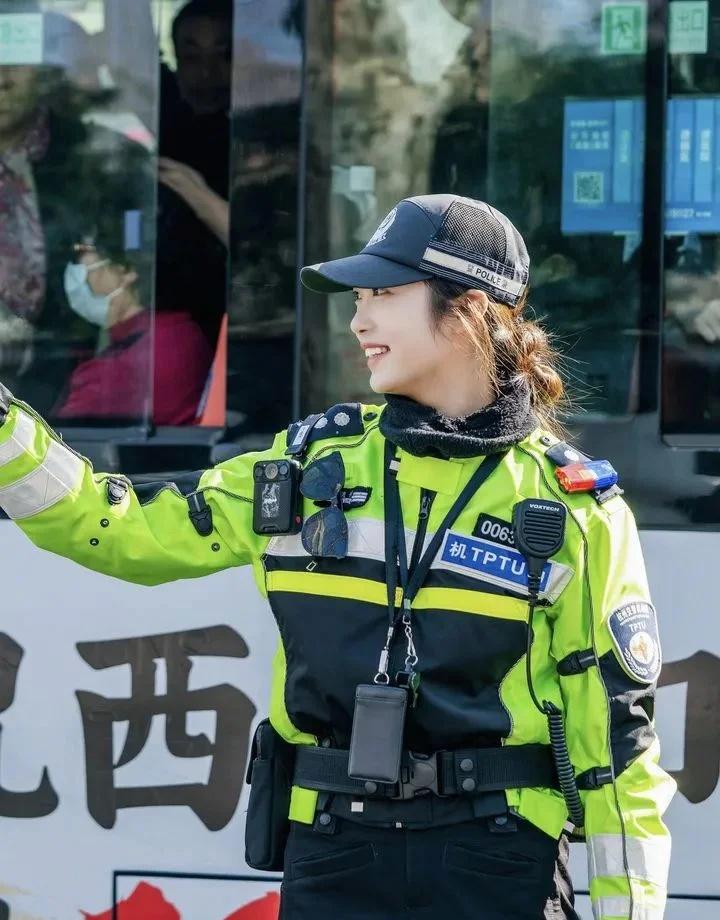西湖兔子警官，奶凶执法当选最美浙警🐰
兔子警官 兔子警官🐰 浙警 李语蔚