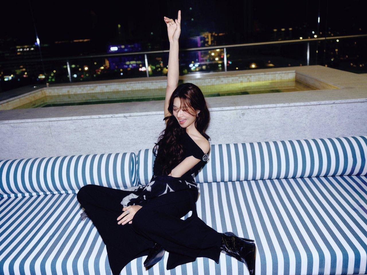 卢昱晓晚宴造型出图，完全是公主👸🏻啊！小公主噜噜晓