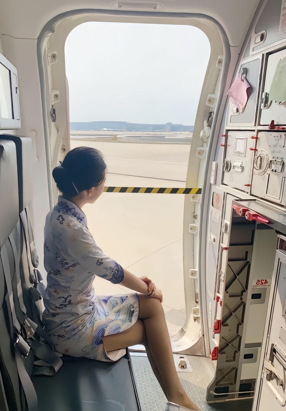 在舱门敞开的那一刻，蓝白水墨纹理的制服仿佛化作一幅静止的风景，白色的座椅与机舱的