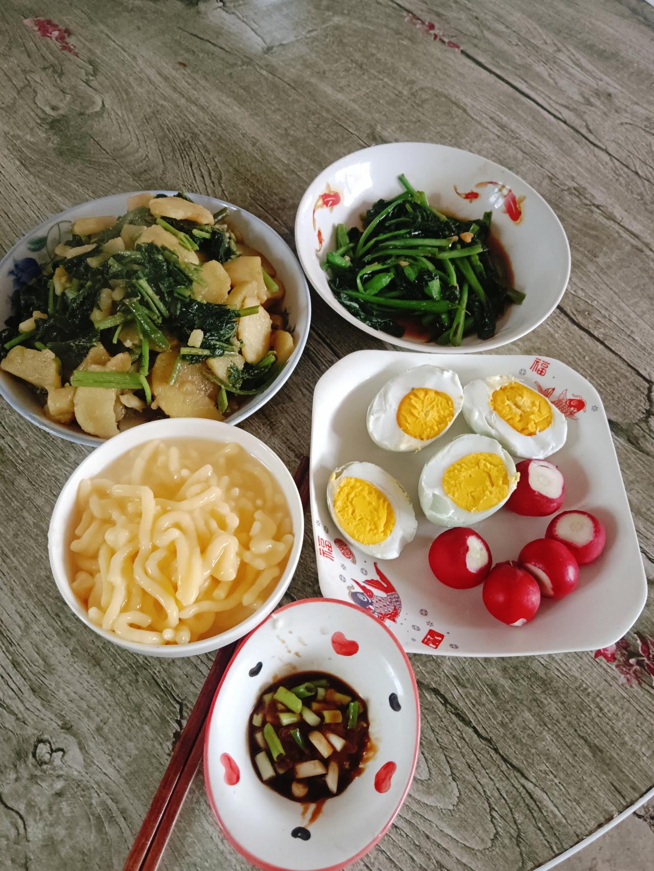 这饭菜
只有我这种吃苦受累的女人才能吃得了。有钱人看见这饭菜都能笑话我吃的太寒酸