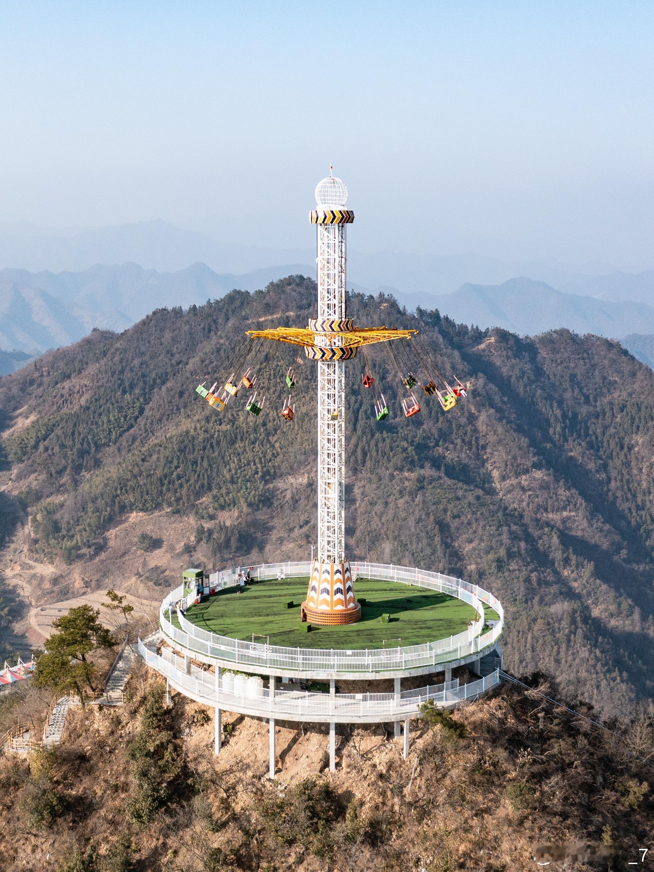 #悦动狮城回家过年# 万万没想到，在千岛湖畔还有一座建在山上的沪马探险乐园。💡