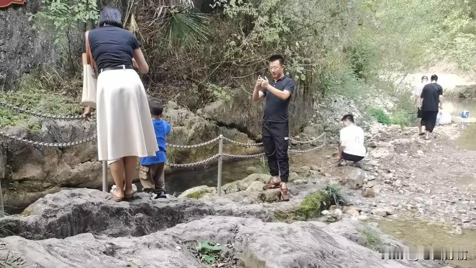 上联：石怪林幽添雅趣
下联：谷深瀑隐蕴奇章
           （请对下联）