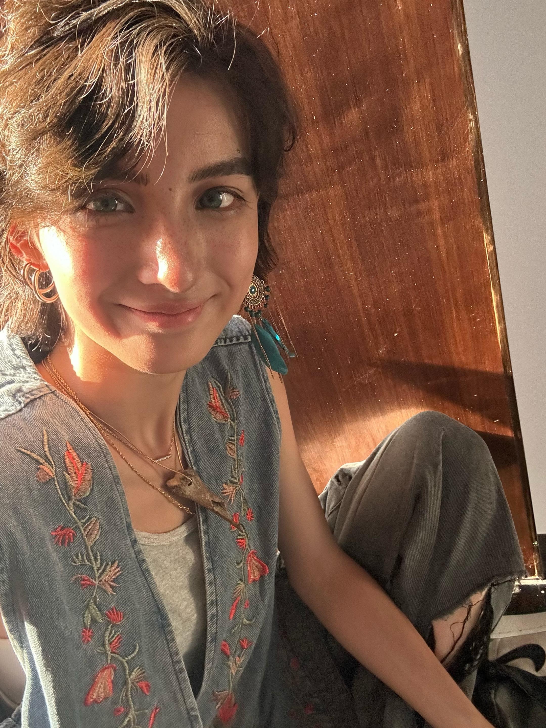 世界狼奔豕突而窗台拥抱我的瞬间。杭州的生活节奏很快，高楼鳞次栉比，大厂...