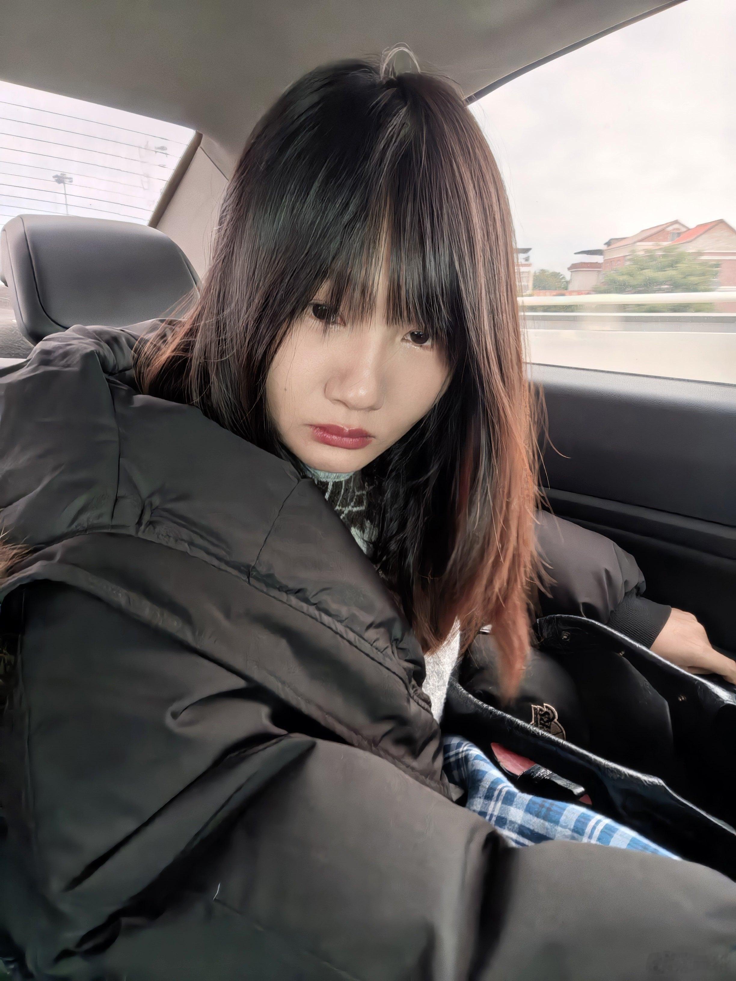 来去北京儿，熬夜+早起，有点死了。荣耀说有好东西让我看看，还可以线下真实他们的研