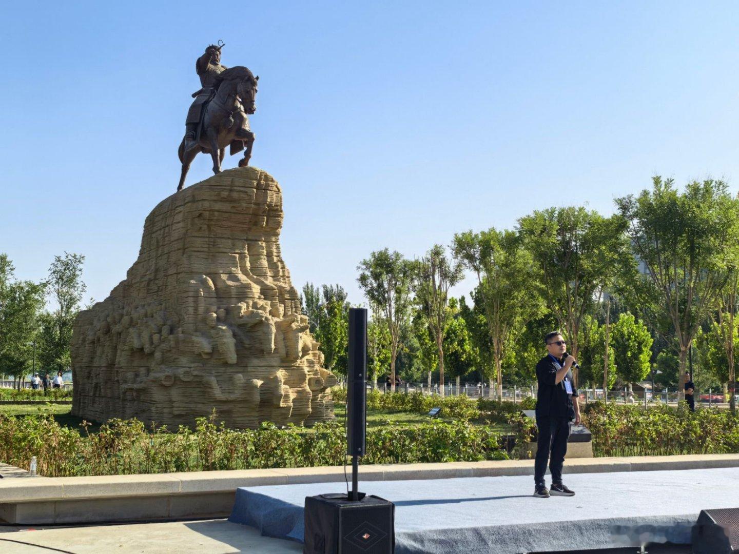 哈密左公复疆雕塑正式落成左公复疆雕塑正式揭幕于哈密，戎装骑马的形象，映照出先辈捍