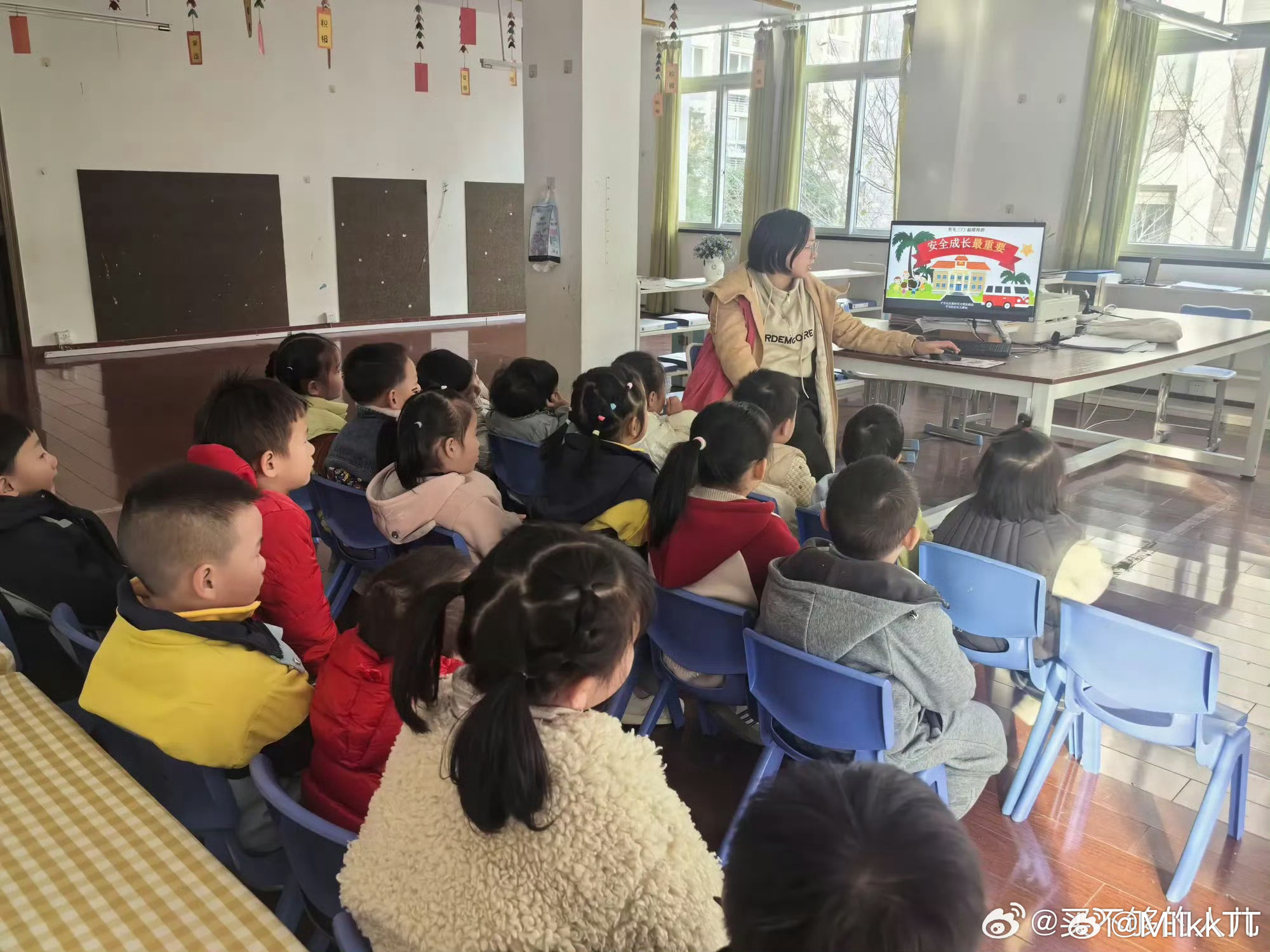 三门志愿者走进幼儿园开展安全课堂，用卡通PPT、趣味互动传递安全知识，寓教于乐间