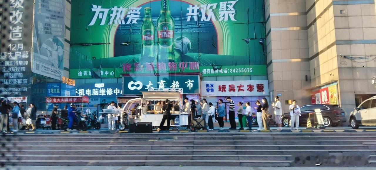 大连市内马栏广场逸彩城门口，也不知道从什么时候开始，自发地形成了“小吃街夜市”。