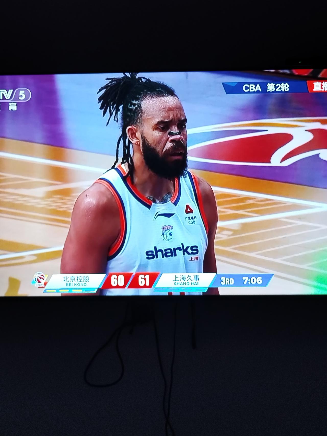 麦基从北京转会到上海男篮。

看他在北京打球的时候鼻子上就夹着一个黑物件。

来