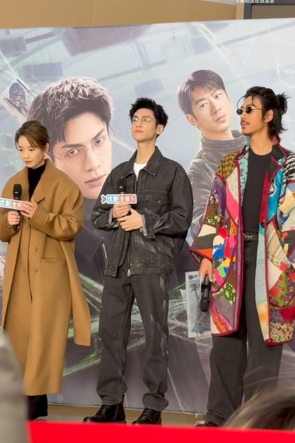 江奇霖像AI一样掏出枪来 我真的被江奇霖这波操作惊到了！主持人刚说完，他就像被A