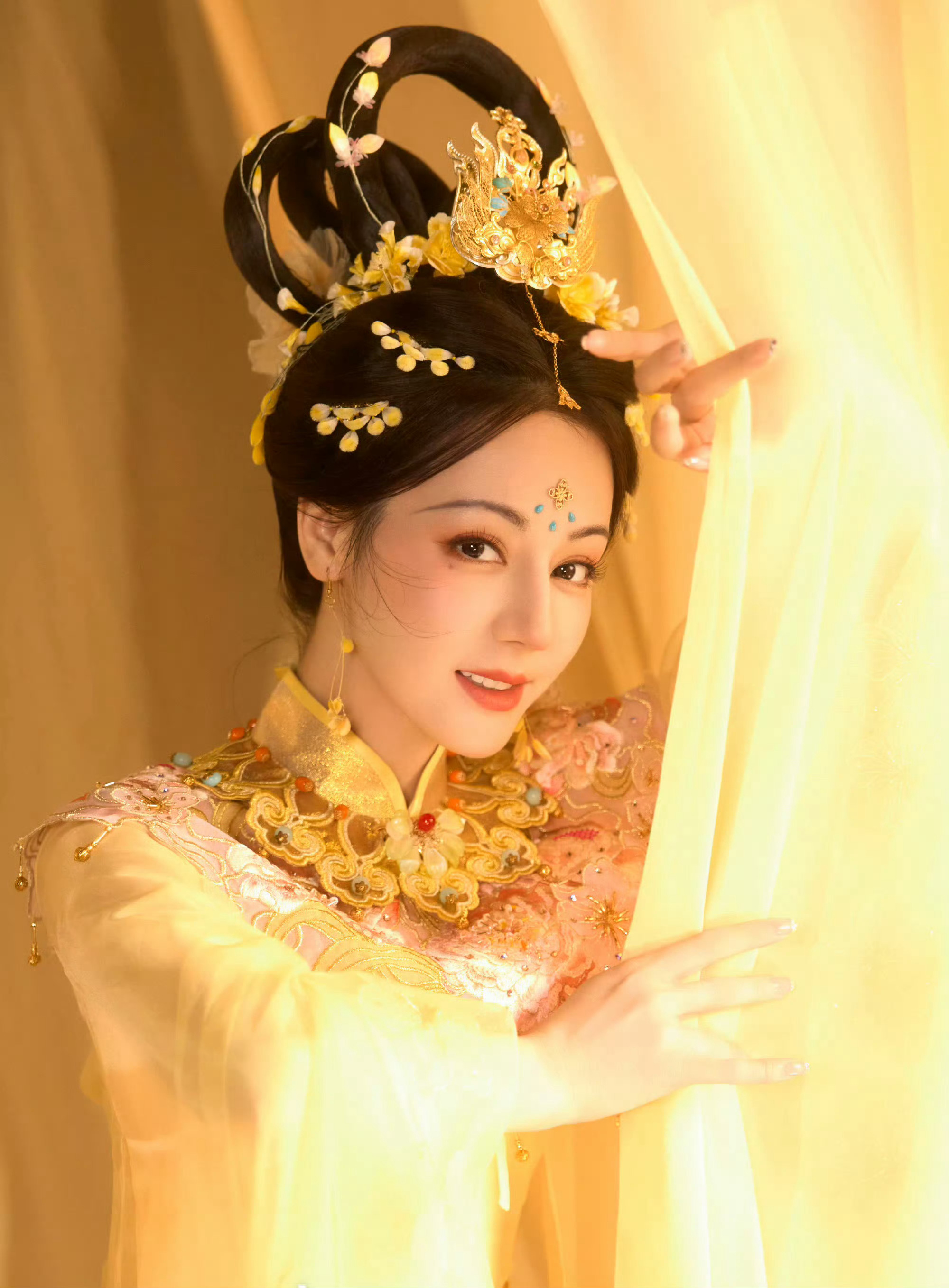 有瓜主曝迪丽热巴和嘉行传媒合约到期，将择日官宣，粉丝都在大接特接这对吗接迪丽热巴