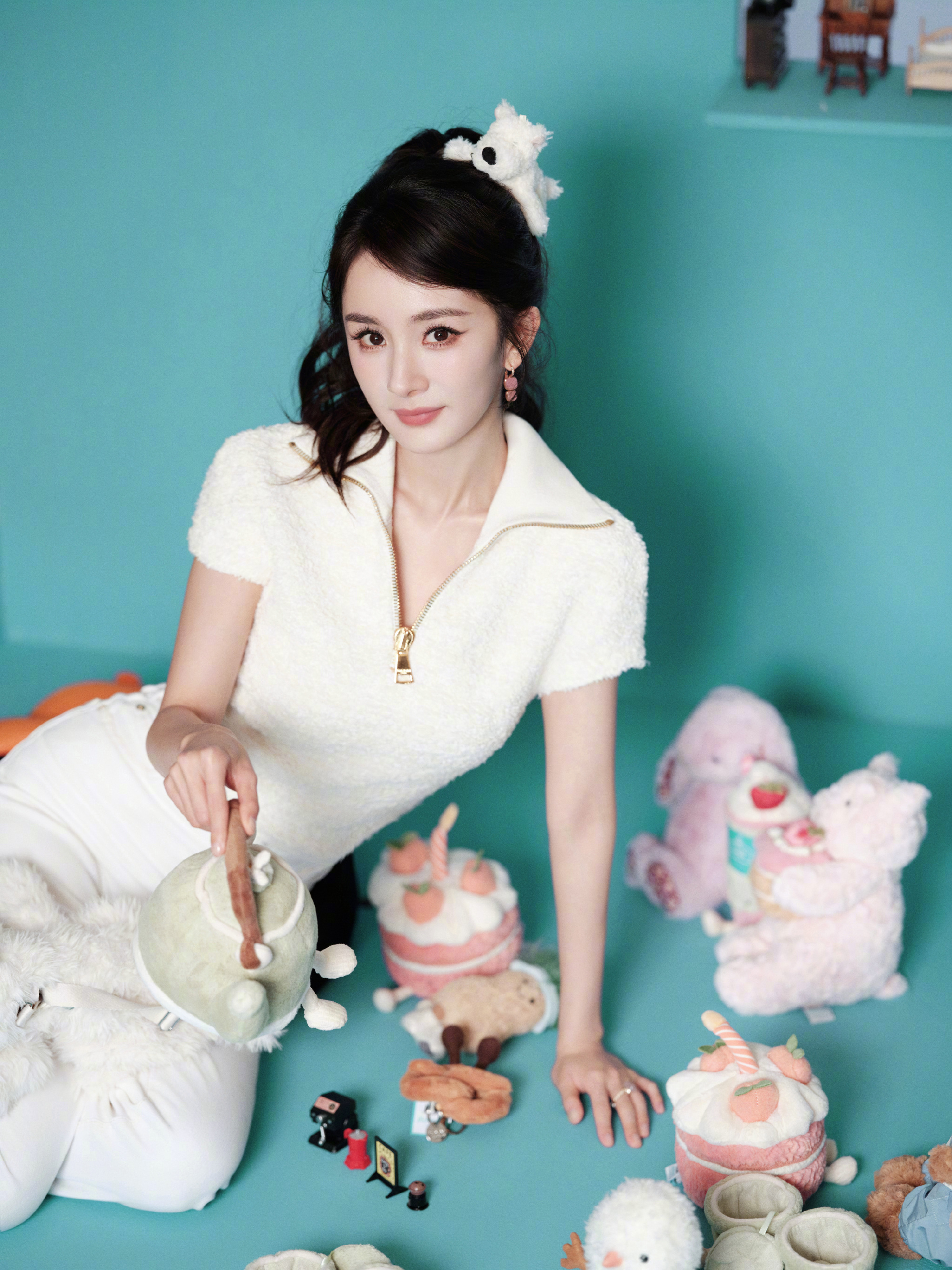 杨幂 穿一线奢牌巴尔曼，脚踩cl，Jellycat潮玩合伙人 ​​​