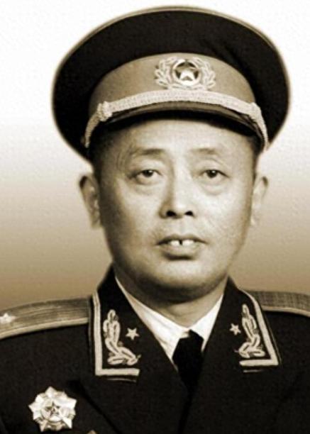 1949年，二野四兵团途经麻城时，一个盲人老太太走了过来，询问儿子的下落，陈赓笑