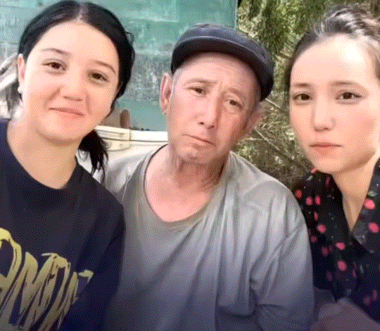 新疆，一对姐妹同时亲父亲，本想测试一下父亲会先看谁，不料下一秒父亲谁也不看，感动