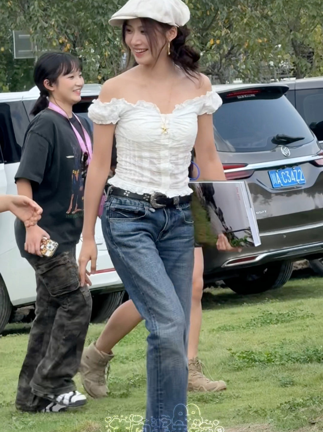 卢昱晓台偶女主感 卢昱晓一字肩贝雷帽look 卢昱晓台偶女主感，一字肩贝雷帽lo