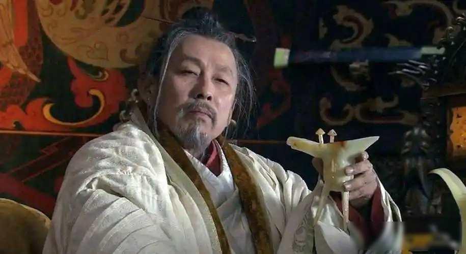 公元前195年，长安城飘着小雪。一个女人被关在永春巷的舂米房里，头发剃光了，手脚