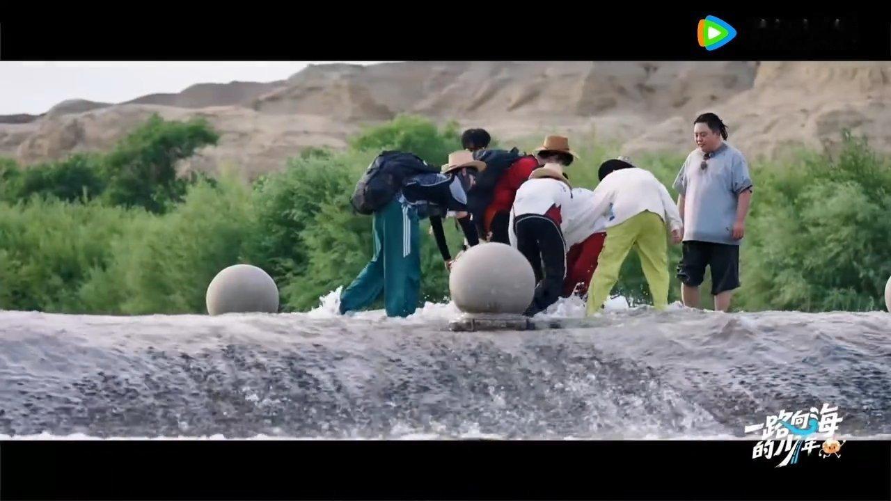 运椰子收尾环节全员同心协力，朱志鑫感慨有同伴在心里很踏实，大家偷偷戴上帽子，刻意