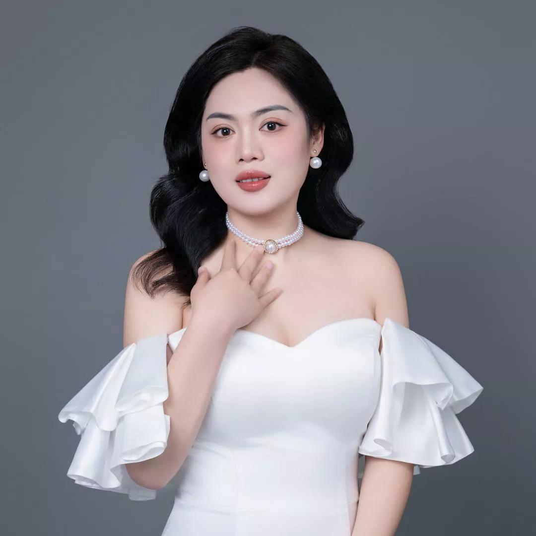 优雅婚纱照，珍珠项链与白色礼服完美搭配，甜美迷人！珍珠淑女照 珍珠礼服照 珍珠复