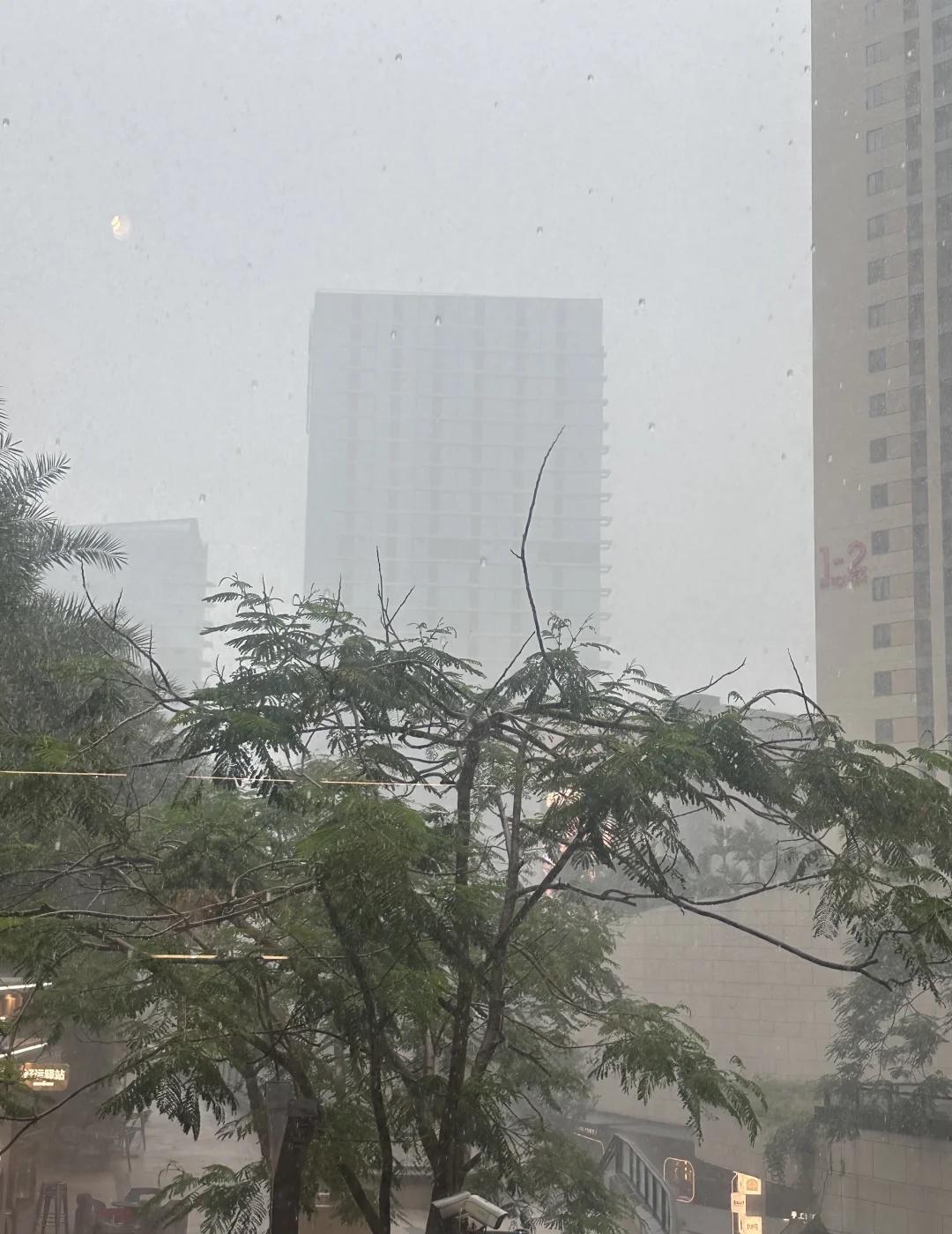 广州的天气说坏就坏，怪不得拖鞋是常驻品
不穿拖鞋，洞洞鞋出门都对不起自己
运动鞋