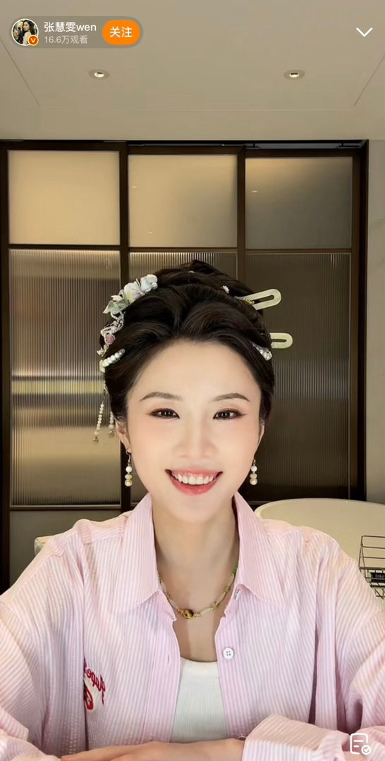 张慧雯古装直播张慧雯穿古装直播第一次以完整古装造型直播，和平时舞台模样大不一样，