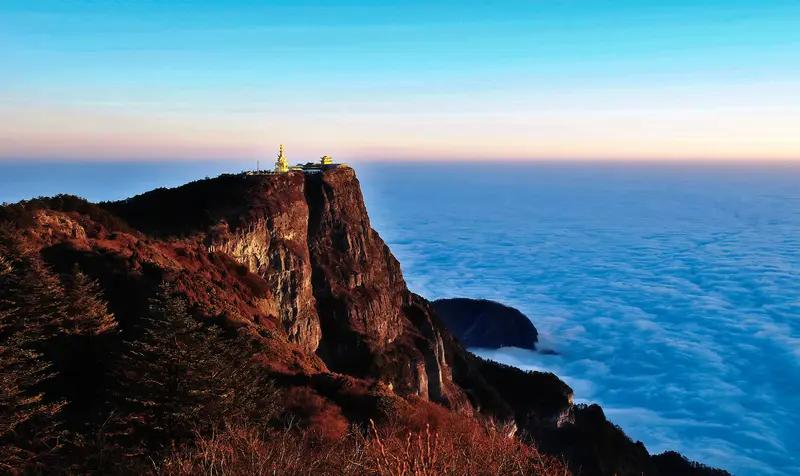 峨眉山名称的由来说法不一。一种说法是，峨眉山屹立在大渡河边上，大渡河古称涐水，山