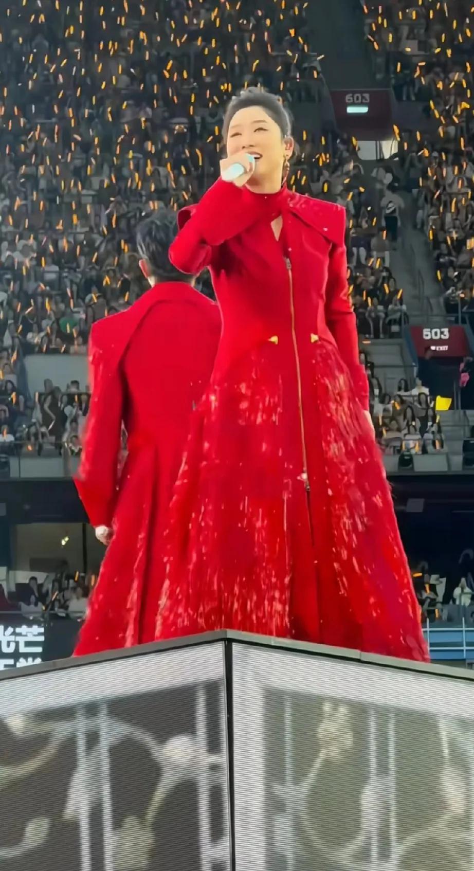 凤凰传奇北京鸟巢演唱会破纪录，这是在北京演唱会，人说最多的一次。
玲花对镜头说，
