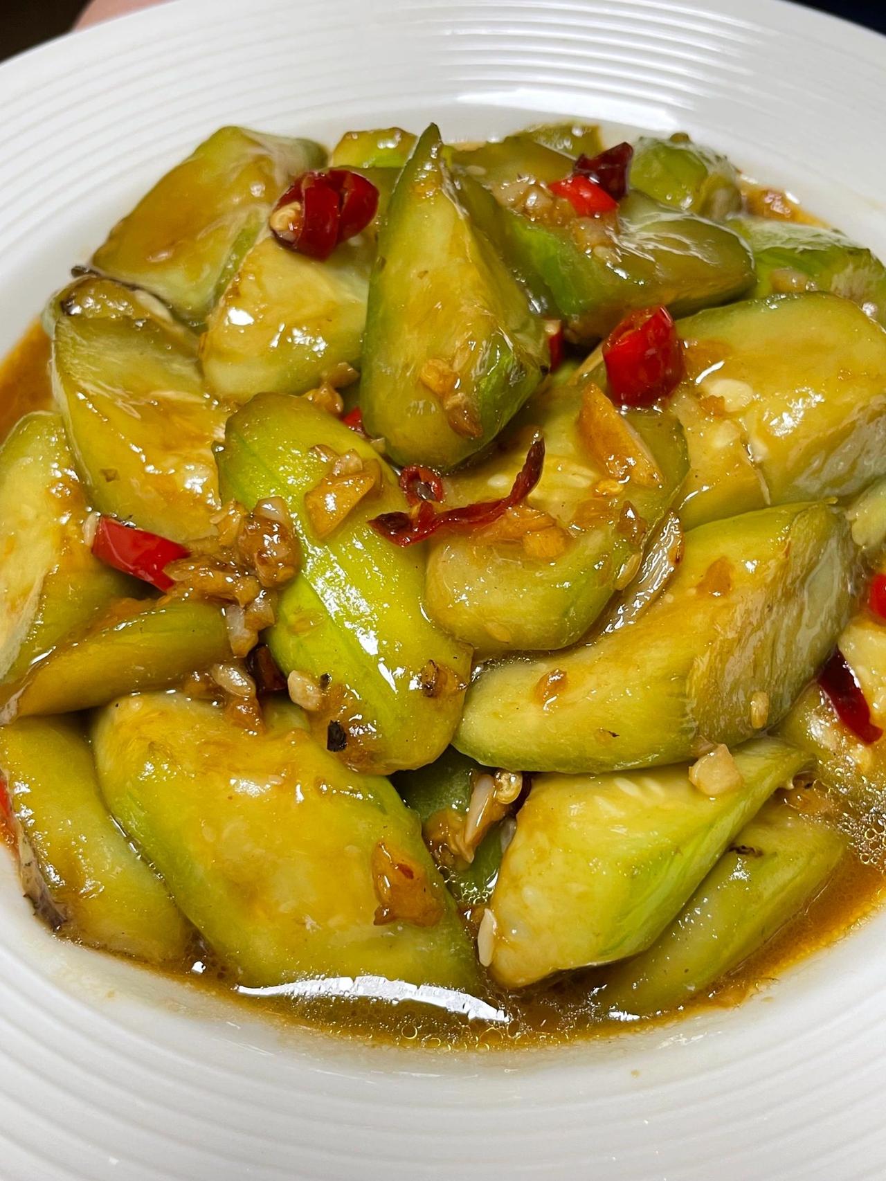 蒜蓉丝瓜真的巨好吃，特别是我喜欢加上小米辣更好吃，喜欢的姐妹可以尝试做一下，做法