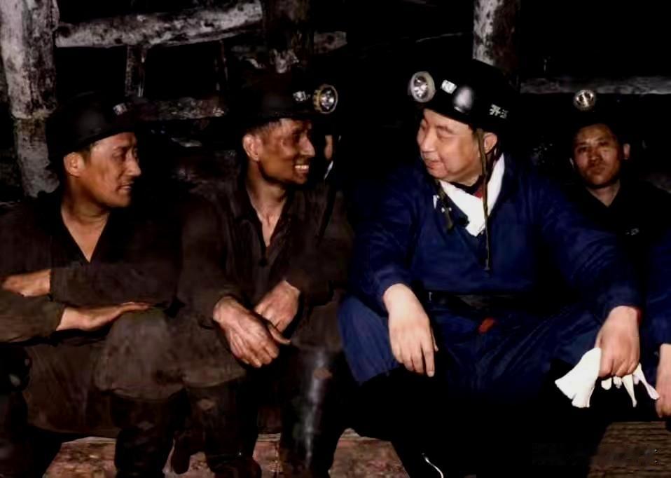 1978年1月1日，唐山开滦煤矿采煤六区。华国锋同志换上蓝色工作服，穿着雨靴，头