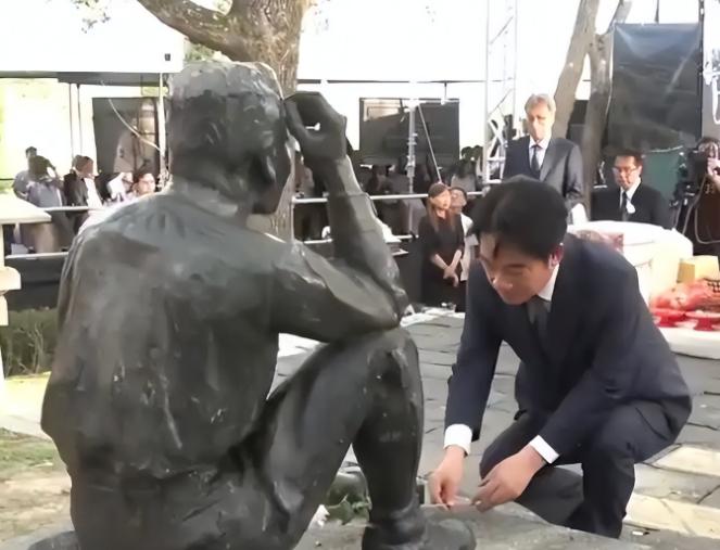 当代汉奸的面目，早已不是旧时影视剧里直白的投降叛国，而是藏在身居高位者的曲意逢迎