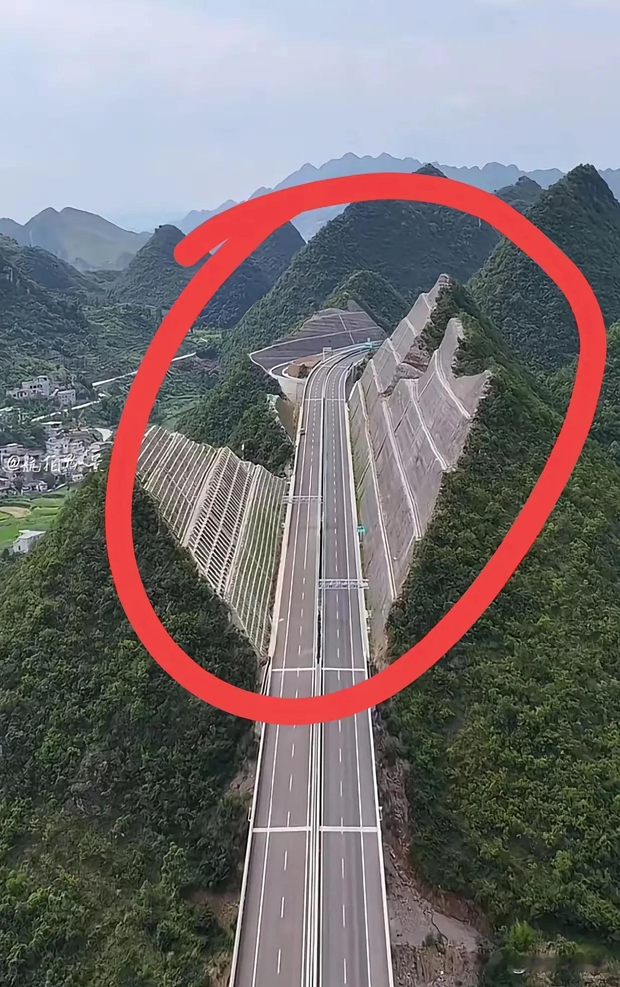 高速公路穿山越岭有多种建法，
最常见的一种就是开凿隧道，
理由是环保、省钱、安全