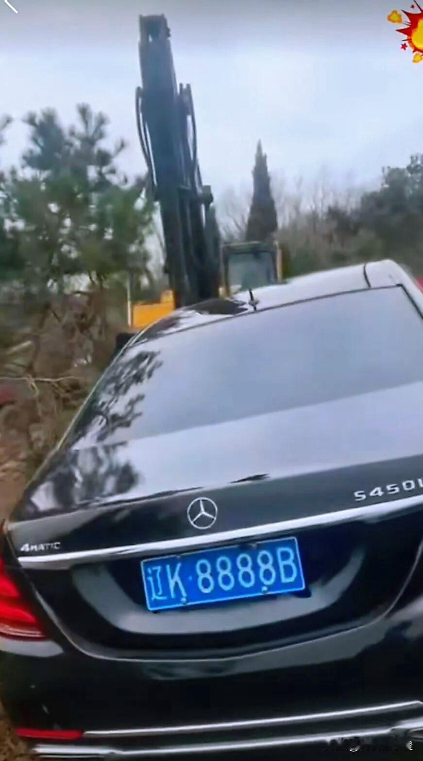 把百万奔驰埋墓里的老板找到了！原来是他！
为尽孝心，这个活宝居然直接把刚买没多久