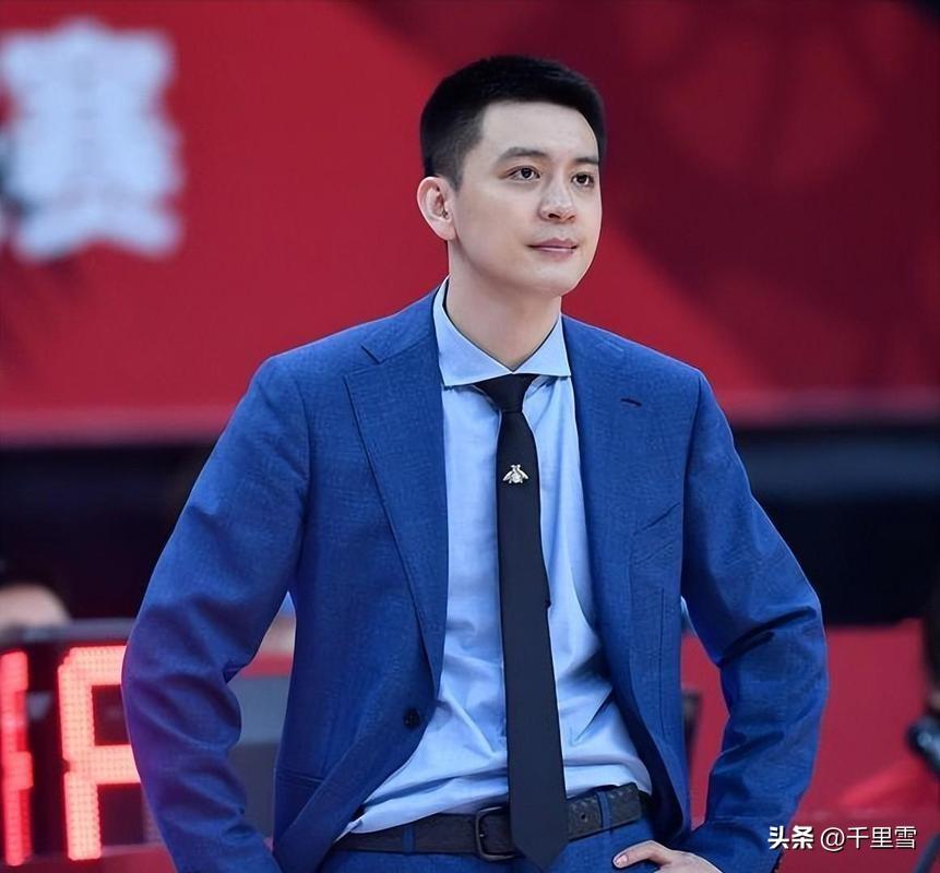 有一件事让人想不明白！
杨鸣是三冠王教练，上赛季没打完就突然下课了，弄得辽宁男篮