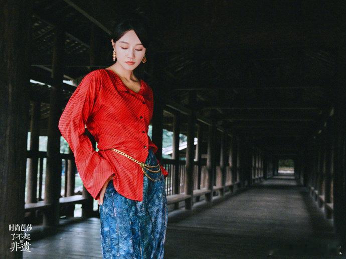蓝盈莹芭莎非遗大片美成啥了蓝盈莹把侗族非遗穿进芭莎 解锁侗族非遗的时尚打开方式，