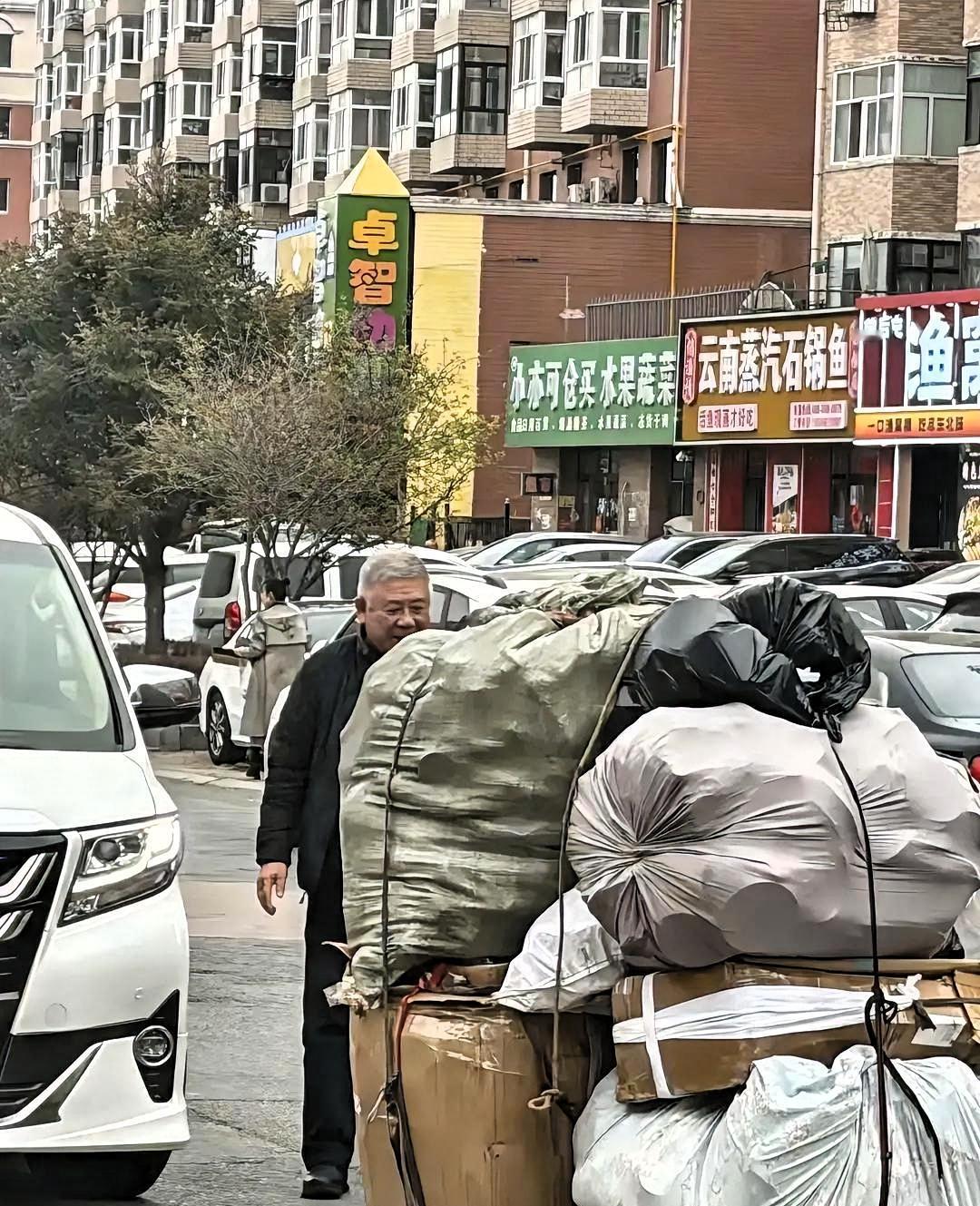 那个拉废品的老人，69岁的程煜帮他推了一把。可要是没被拍到呢？

视频里程煜老师