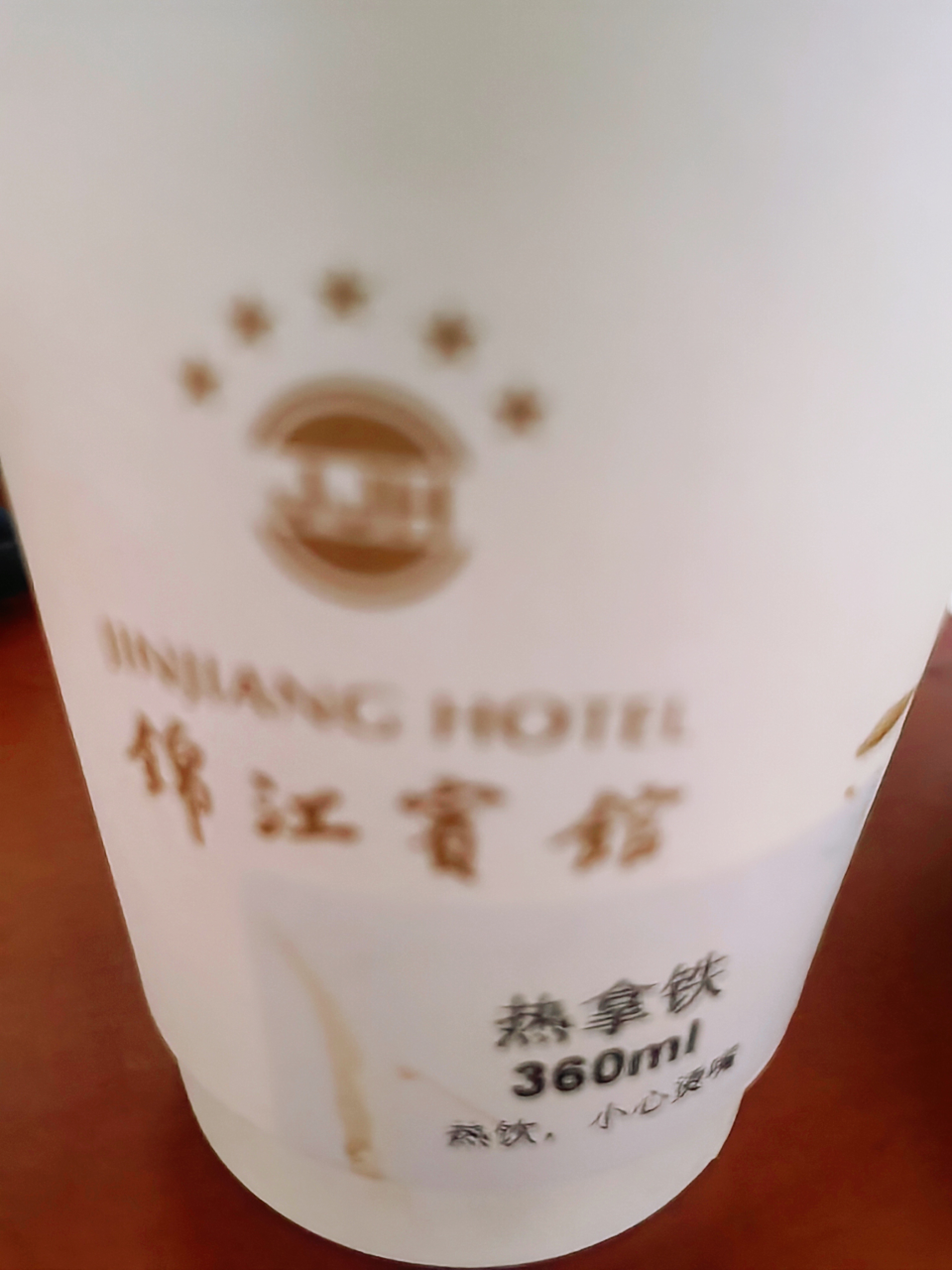 其实现在感冒发烧也不需要人照顾的，饿了就点外卖，也不贵，锦江宾馆花园餐厅到盒饭加