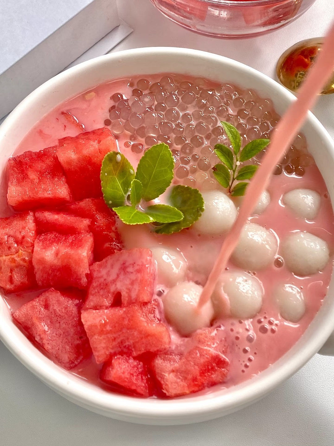 夏天就要吃美食 夏日神仙甜品🍉！西瓜小圆子西米露，粉嫩嫩的颜值超高～一口下去冰