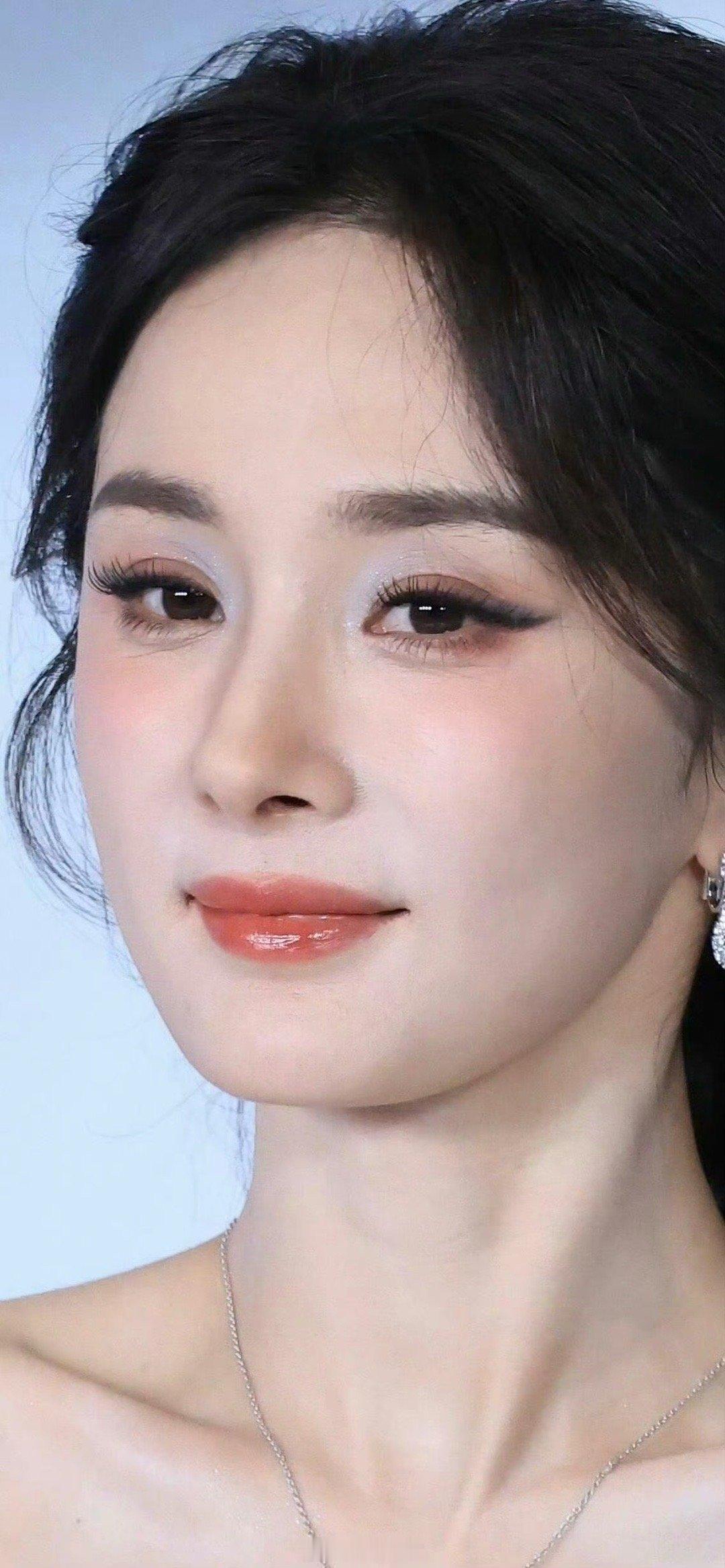 杨幂近距离怼脸依旧无敌 