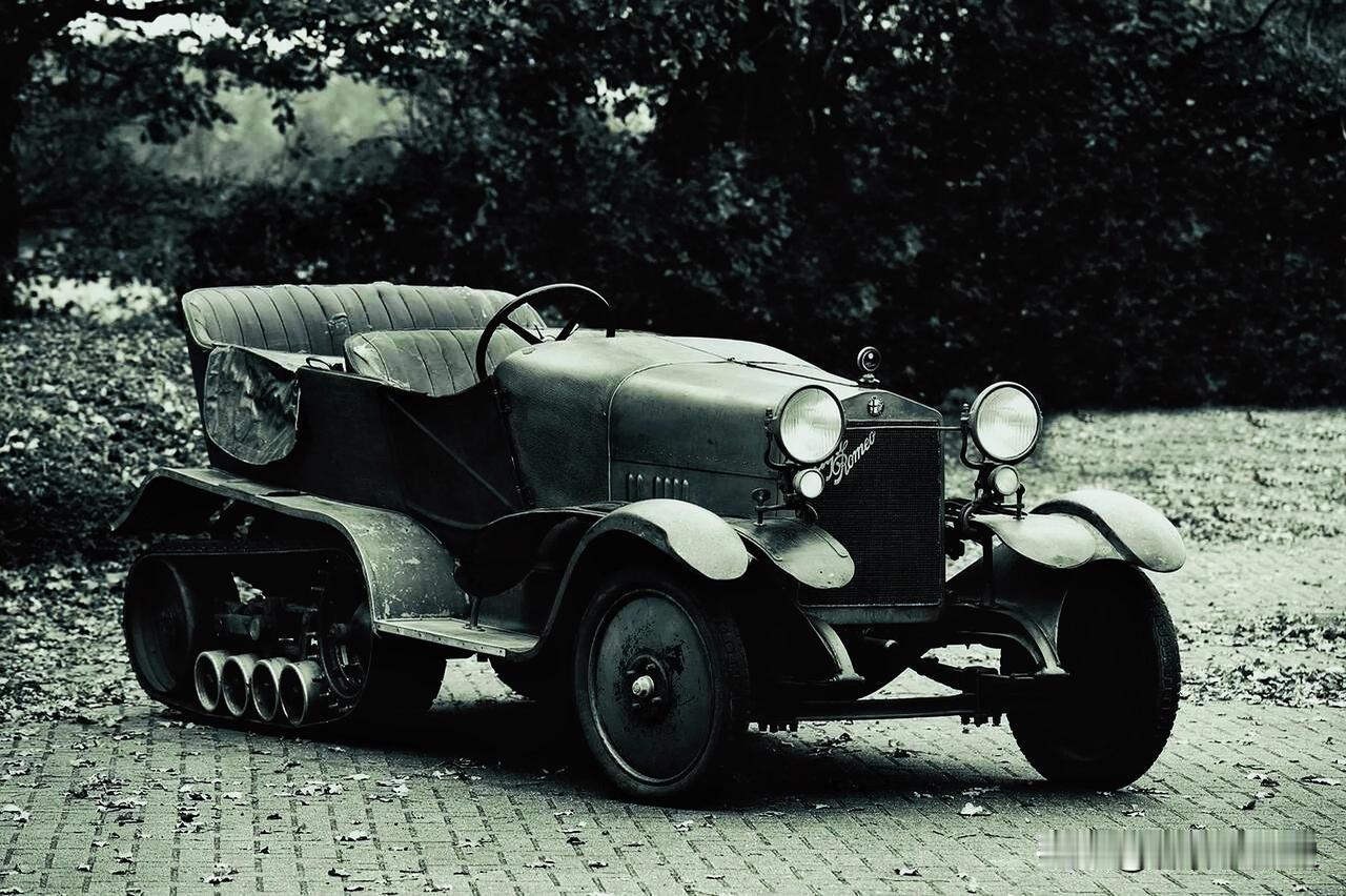 这辆车是1924款阿尔法罗密欧RM四轮驱动半履带车，其属于RM的冬季版，生产于1