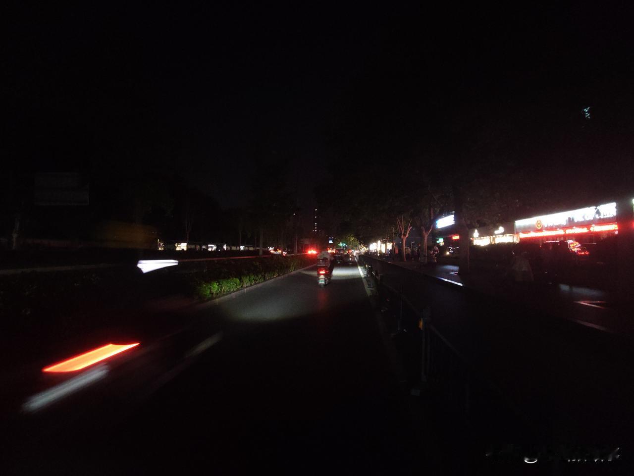 黑黢黢的建设路！刚刚骑车途经郑州市中原区嵩山路以西的建设路时，看到整条路上黑黢黢