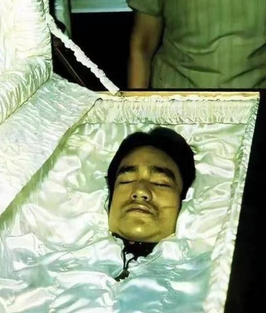 1973年，一代功夫巨星李小龙的最后遗容，镜头里的他安静地躺在棺木中，棺木中纯白