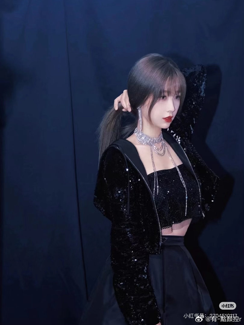 虞书欣暗黑名伶风 甜妹突然切暗黑赛道，确实让人眼前一亮。复古波浪、烟熏妆、暗红唇