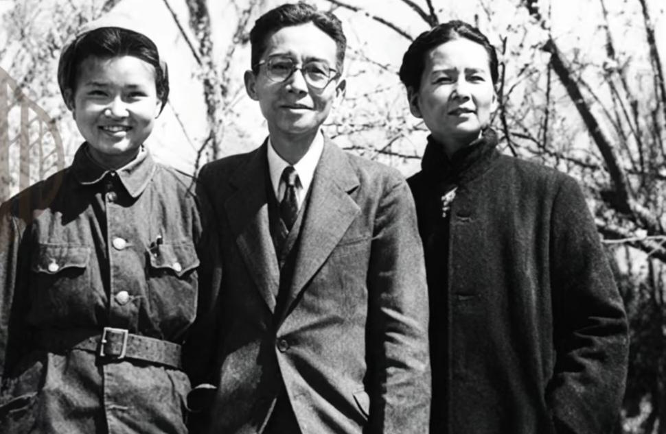 梁思成、林徽因和女儿梁再冰，一家三口的经典留影。
 
这张黑白照片拍摄于上世纪4