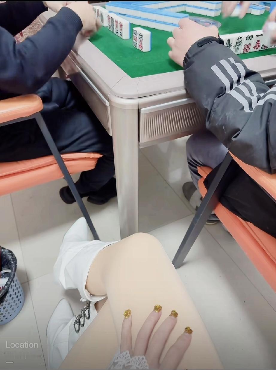 春节打麻将！媳妇儿坐一旁观战。