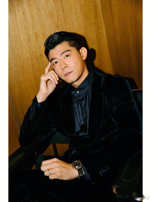 王柏杰就违反交规道歉 此前，酒驾被吊销驾照的台湾省男艺人王柏杰再被拍到违反交通法